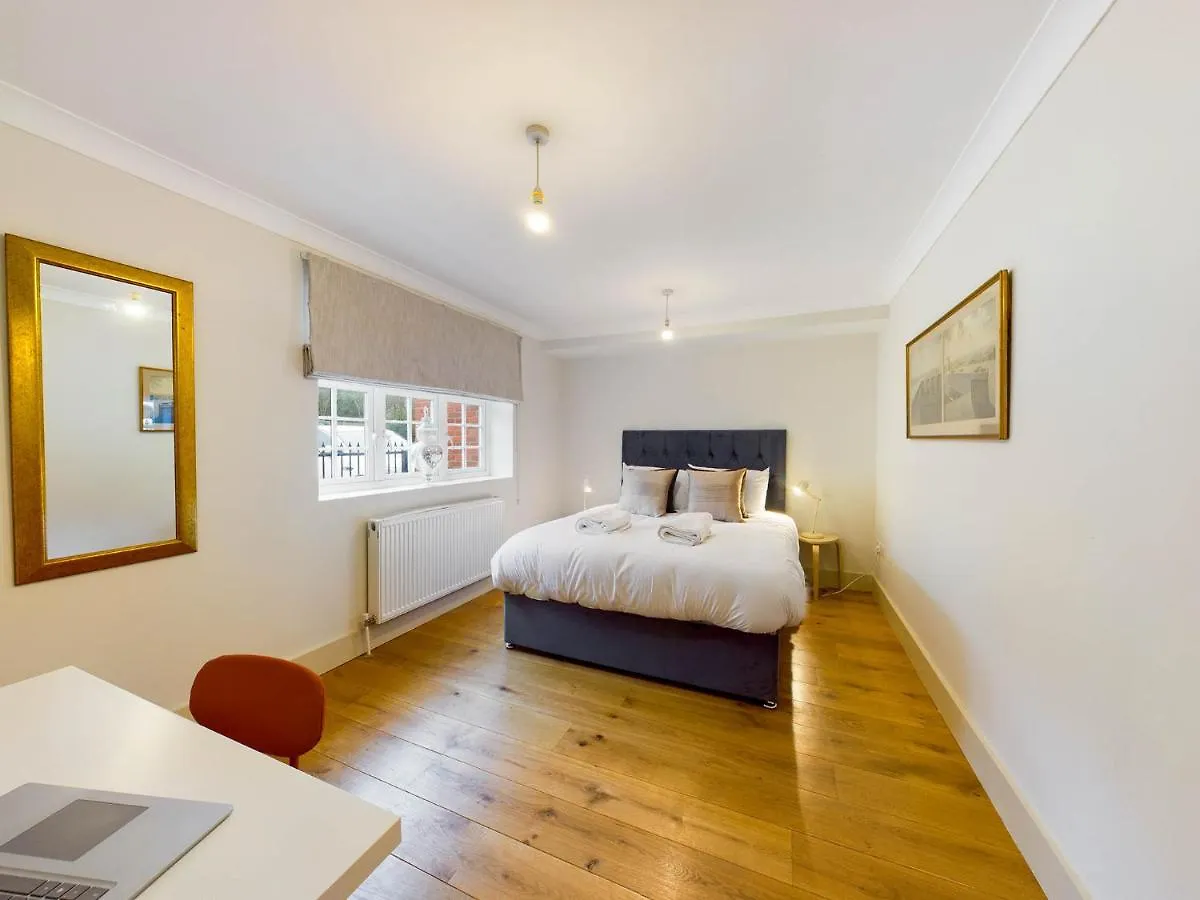 Redhill Town Centre Apartments By Livingo 0*, 레드힐 영국